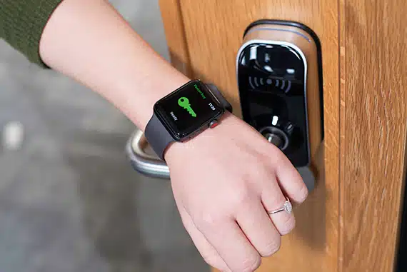 Smartwatch gebruikt voor toegangscontrole op een draadloos deurbeslag, gedemonstreerd door Meuleman’s geavanceerde en gebruiksvriendelijke toegangscontrolesystemen.
