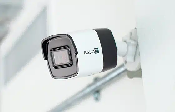 Paxton10 beveiligingscamera gemonteerd aan een muur, onderdeel van Meuleman’s geavanceerde camerabewakingssystemen voor optimale veiligheid en toezicht.